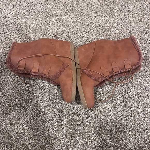 Shoe Dazzle Tan Wedge Shoes with Stylish Design - Picture 3 of 8